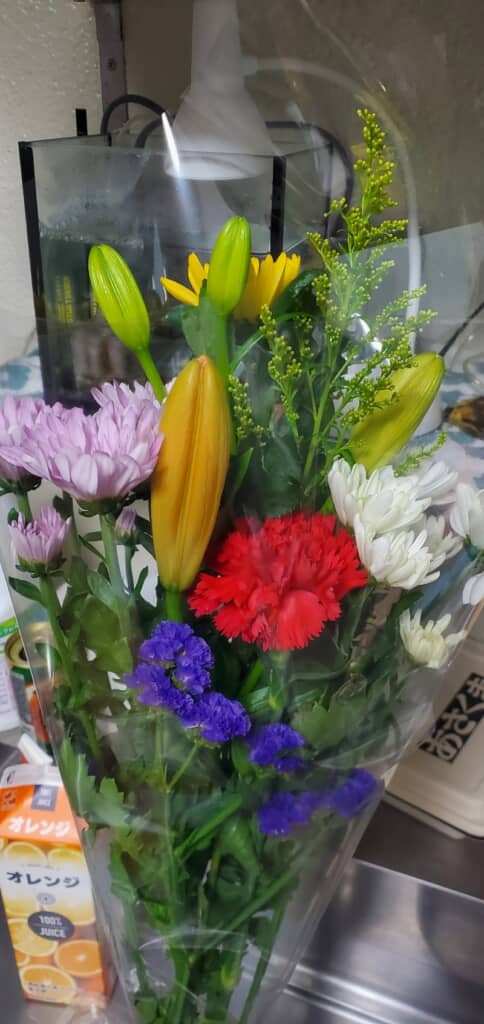 これは仏花としてよく使う花束……