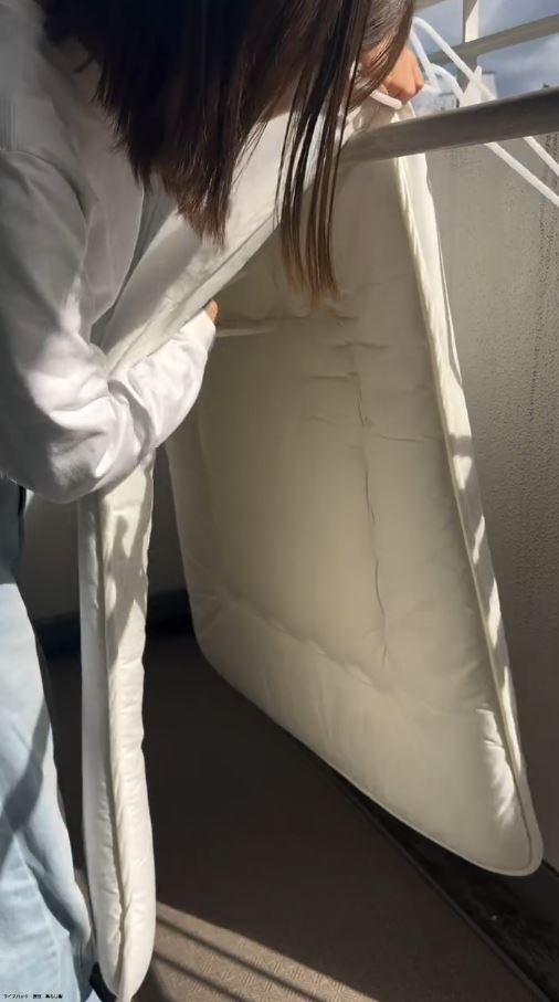 布団の中にハンガーをかける