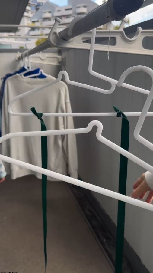 ハンガーにリボンを結んで