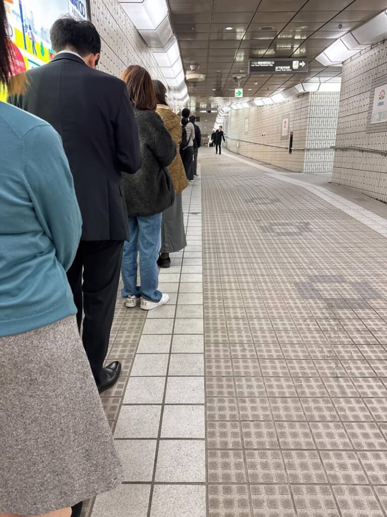 大行列の地下通路