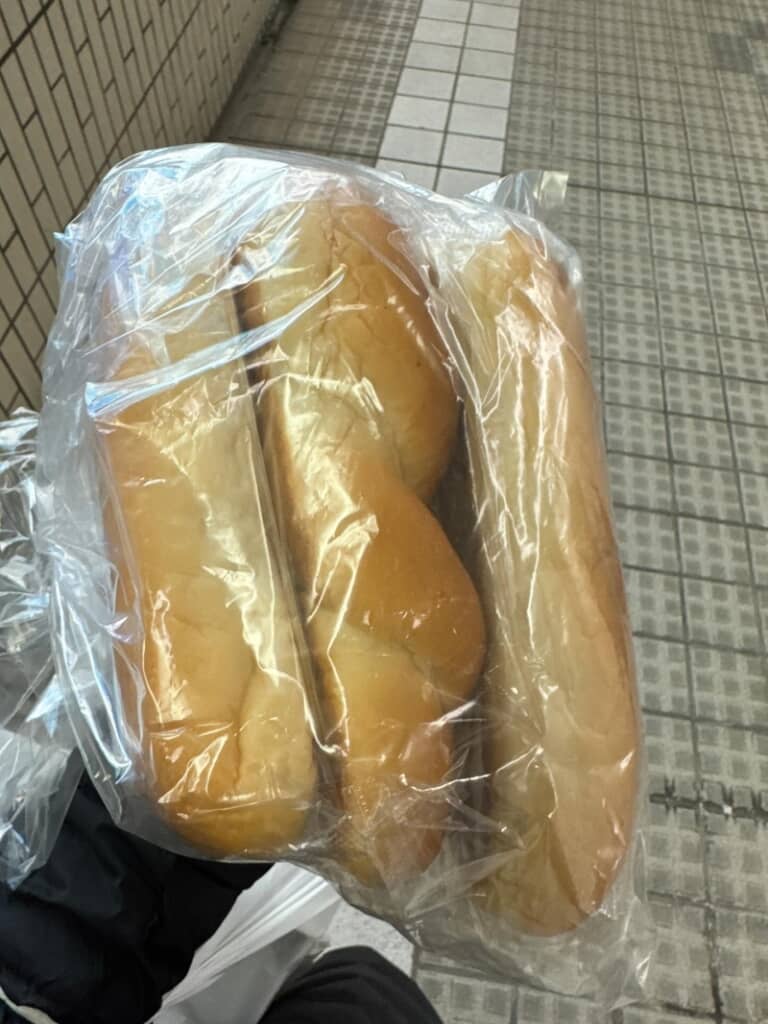 ねじりぶどうパンと米粉のコッペパンが入った袋