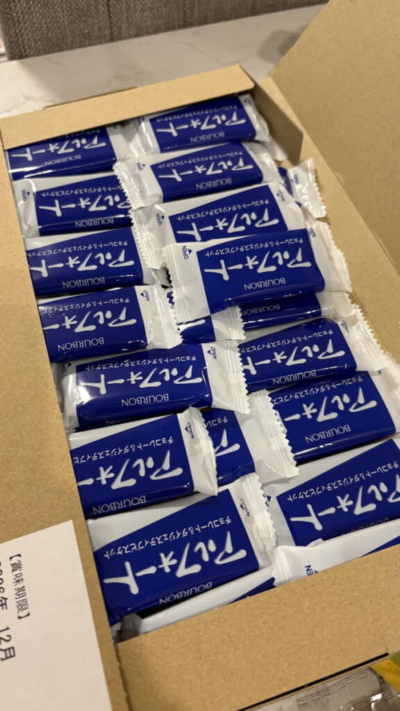 段ボール箱にびっしりの“濃い青”