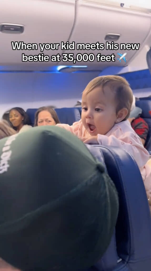 飛行機の中で出会った赤ちゃん2人