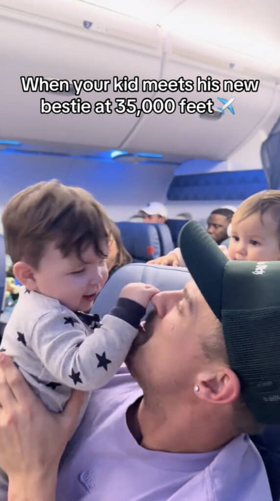 邪魔そうにパパを叩く息子くん