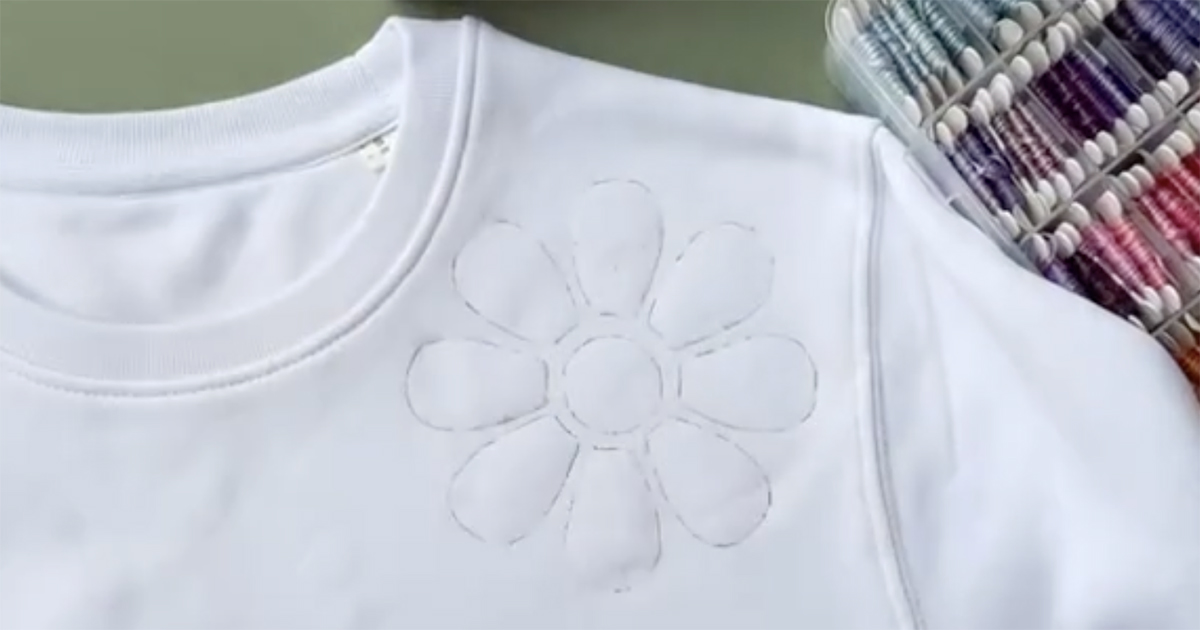 無地の白Tシャツに花びらを描き、裏からハギレを当てて……　510万再生の“刺しゅうアイデア”に「すごく独創的」「やってみたよ！」【海外】（1/2） | ハンドメイド ねとらぼ