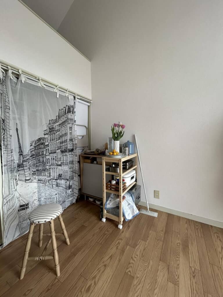 パリの街角カーテンもオシャレ