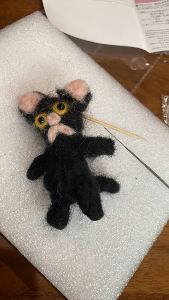 DAISOの羊毛フェルトで黒猫作ってみた