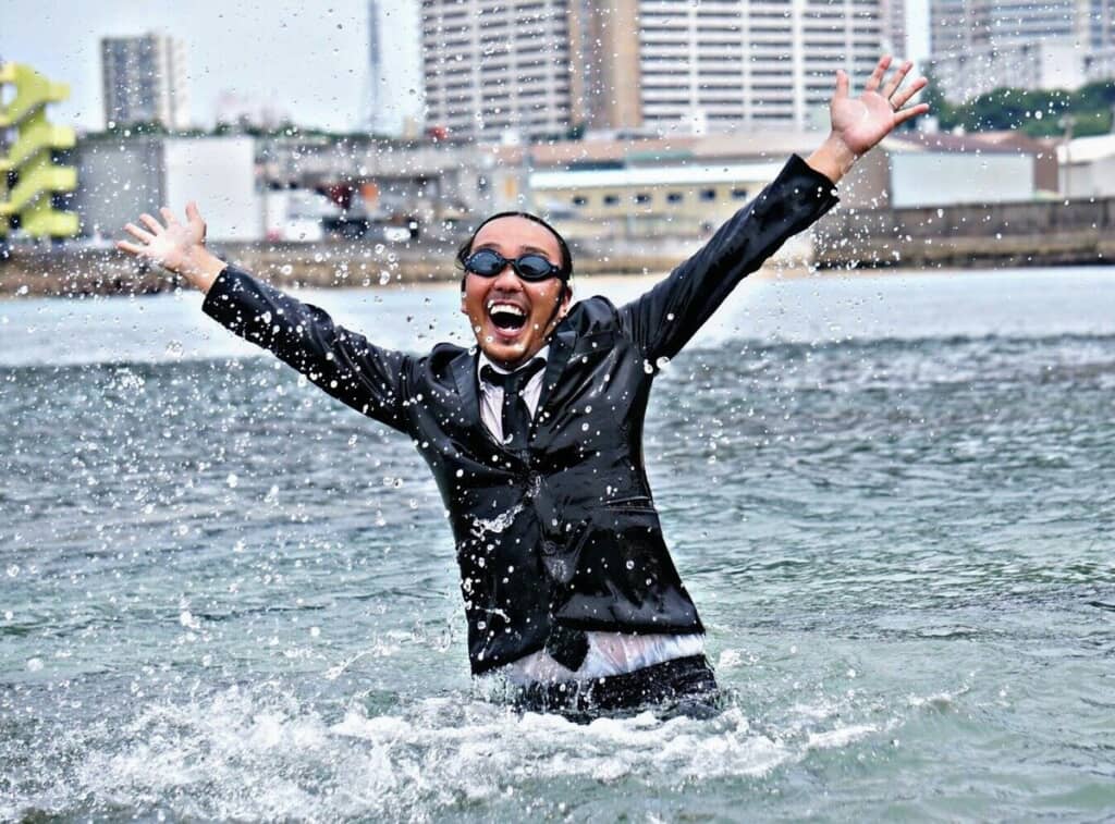 ビーチパーティーでスーツのまま大フィーバー