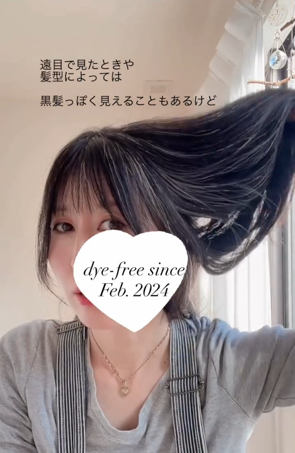 後ろ髪を持ち上げた様子