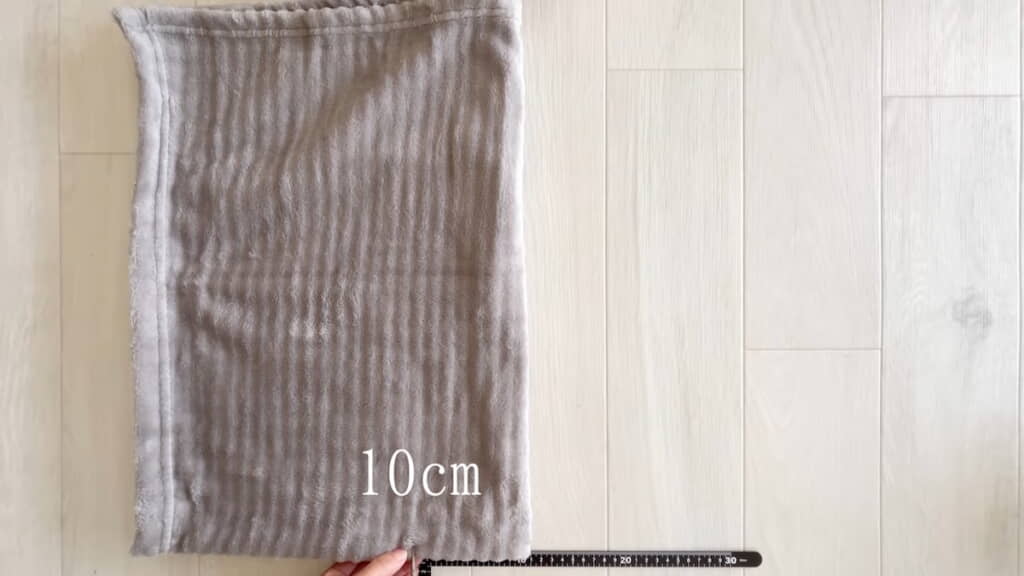 折りたたんだ角から10センチの1にハサミを入れる