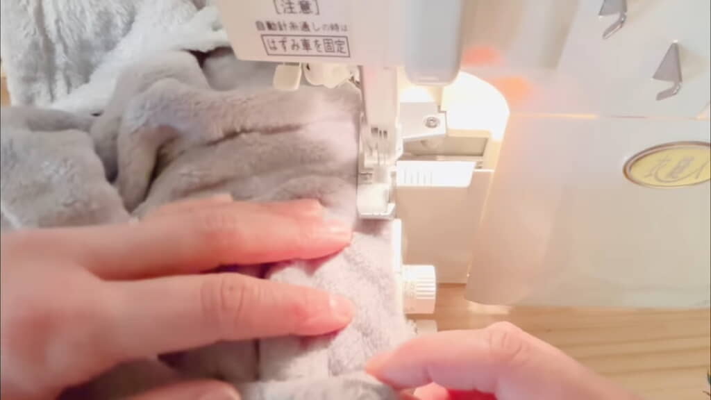 ロックミシンで縁を処理する