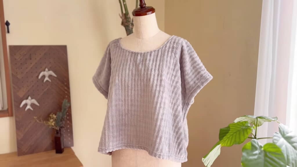 トルソーに着せるとこんな感じ！　両裾はスリット状になっている