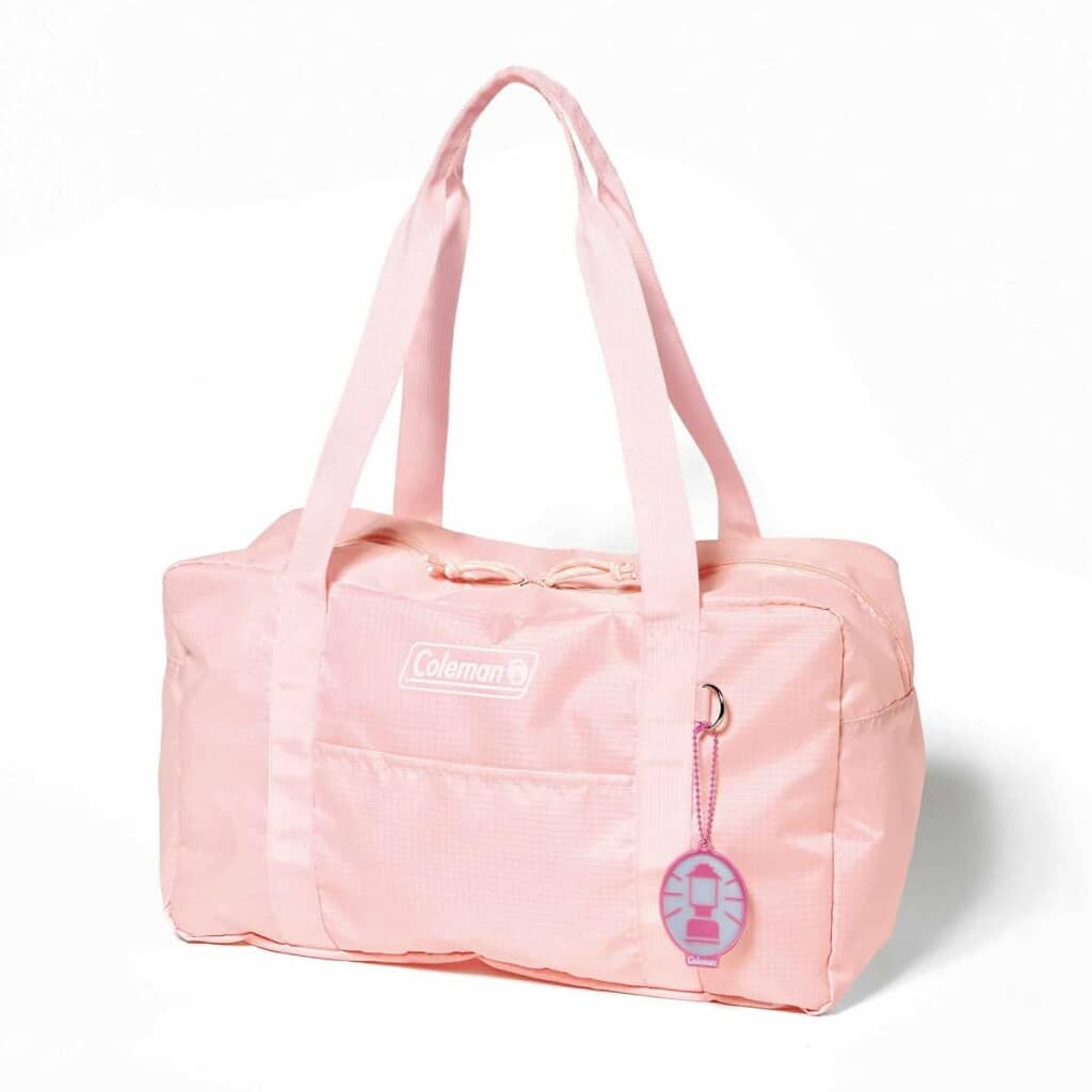 「コールマン」コラボの撥水ボストンバッグ&リフレクターチャーム