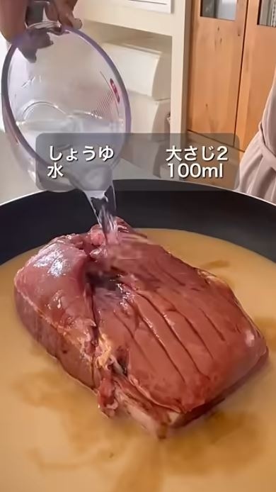 しょうゆ大さじ2と水100ミリを入れる