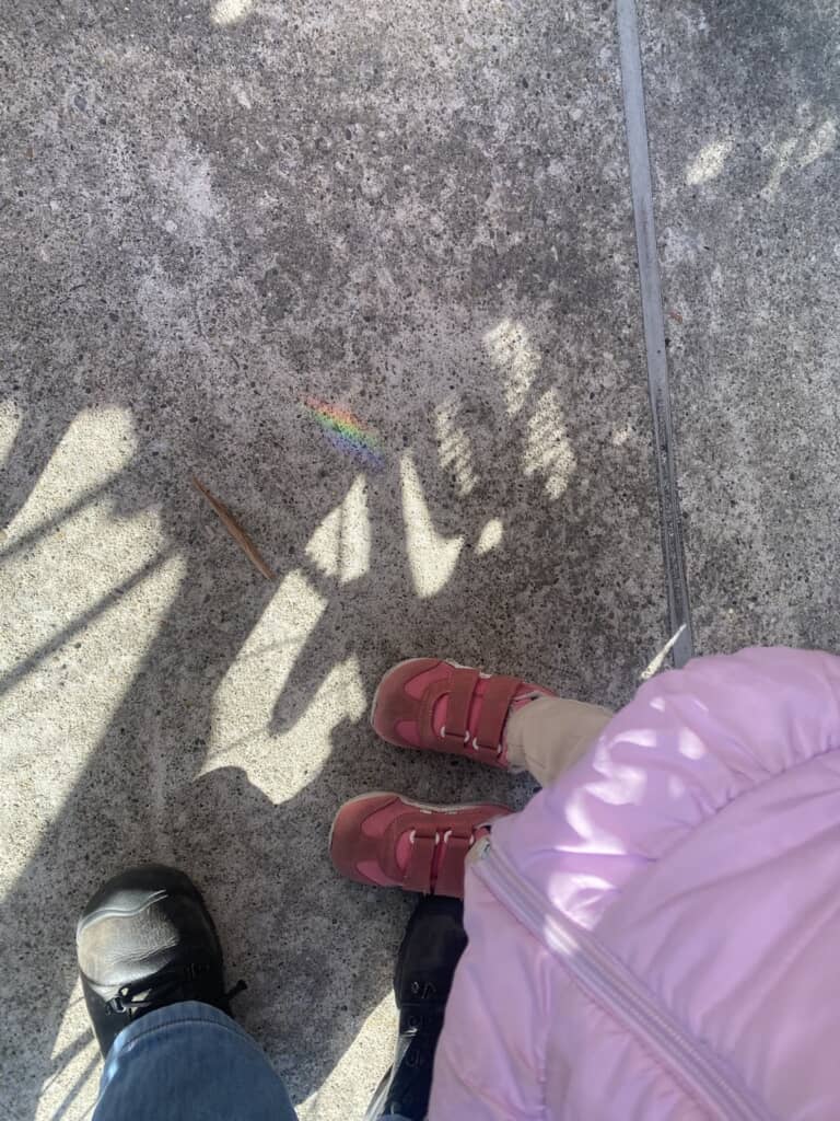 横長の小さな虹の光(画像提供:34歳平凡女さん/@giragiraonna)