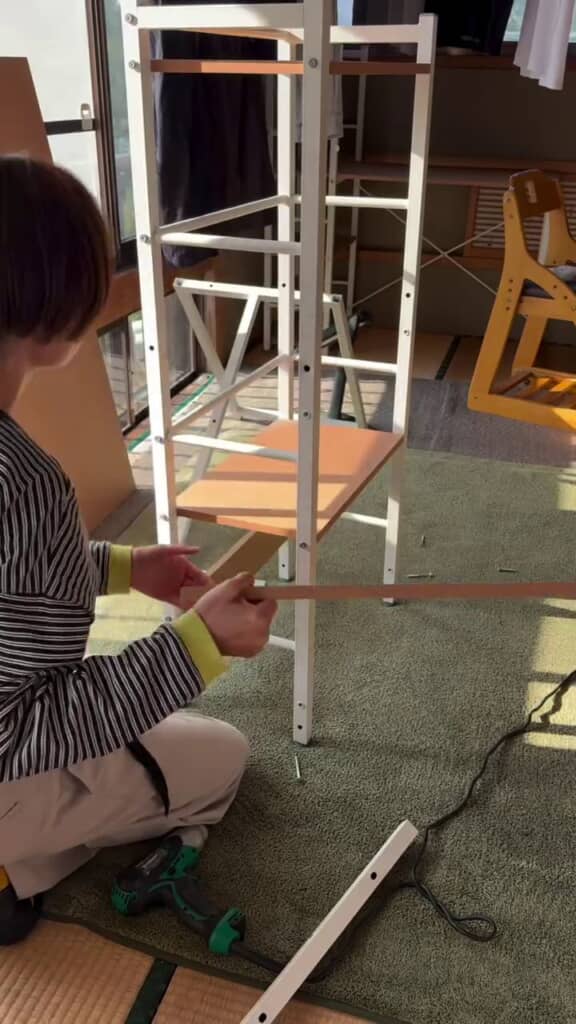 次男が使わなくなった机を組み替えて棚にする