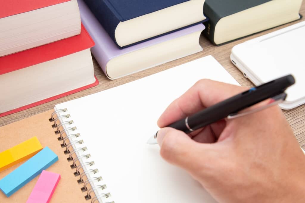 机で勉強している写真