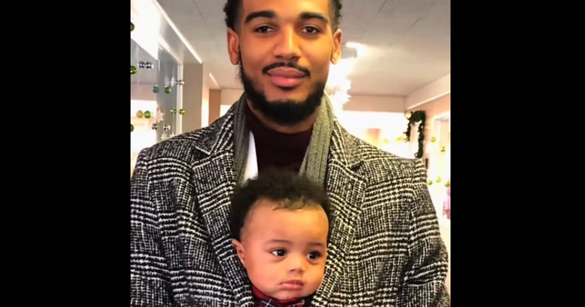 幼い息子を、ジャケットに包んで抱きしめるパパ→7年後……　300万再生の“現在の2人”に「泣きそう」「神の祝福を」【海外】（1/2） | ライフスタイル ねとらぼ