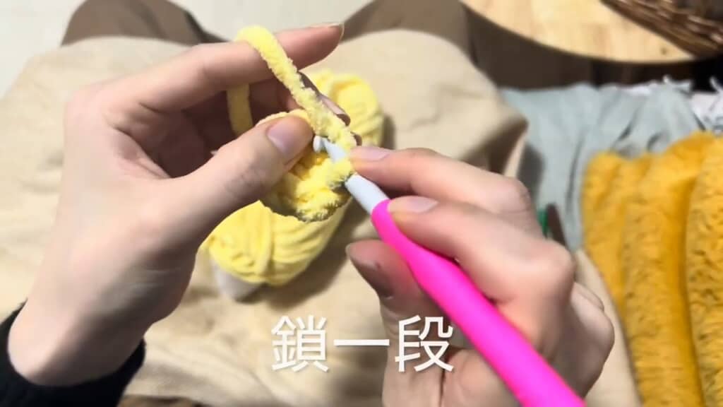 さらに鎖編みをして上の段を編むイメージ