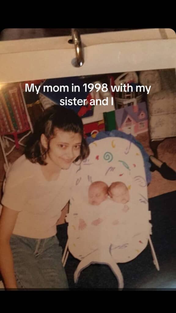 生まれたばかりのLindseyさんと双子の姉妹。ママのそばで安心して眠っています