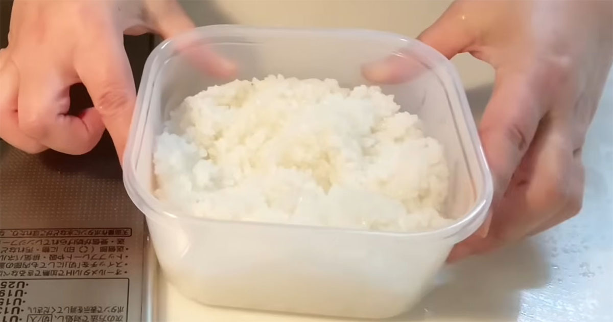 妻がダイソーの深めタッパーで“旦那弁当”を作ったら……　おかず少なめなのにぎゅうぎゅう「こういうの本当に好き」（1/3） | グルメ ねとらぼ