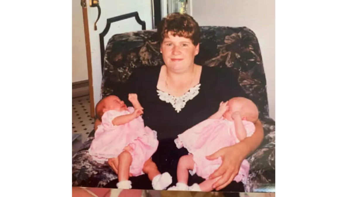 ママに抱っこされた双子姉妹→25年後……「待って、何これ??」　“まさかの奇跡”に「すばらしい贈り物」「うわあ！すごい」【海外】（1/2） | 育児 ねとらぼ