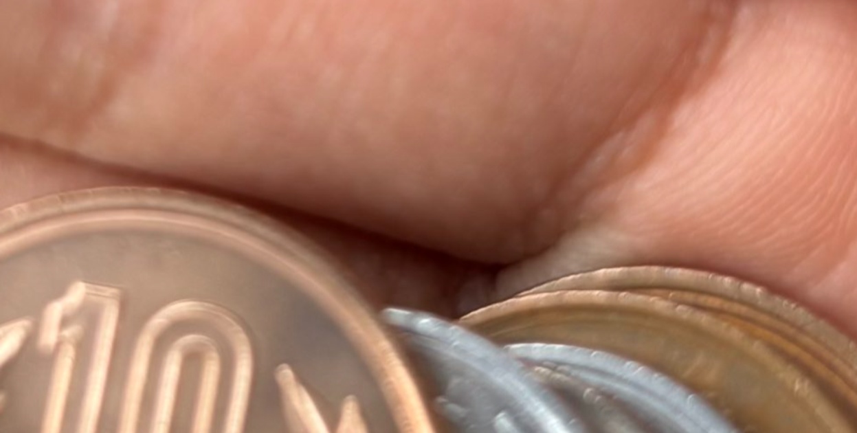 コンビニで受け取った見慣れないお釣り→確認してみると…… 驚きの光景に「マジですか!」「信じない」(1/3) | おかね ねとらぼ