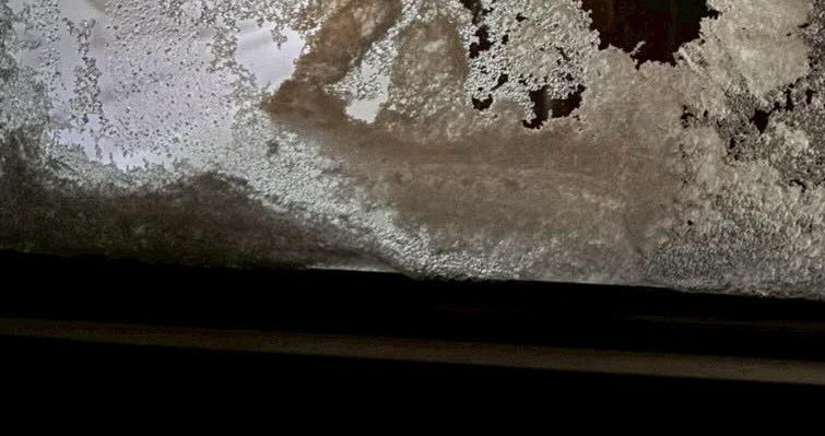 吹雪が押し寄せて、氷漬けになった窓