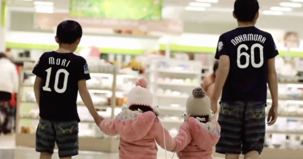 幼い双子の妹と手をつなぐお兄ちゃん2人→9年後……「えーー」　同じポーズで撮影した“現在の姿”に「鳥肌」「やだ泣いちゃう」　パパに話を聞いた（1/2） | ライフスタイル ねとらぼ