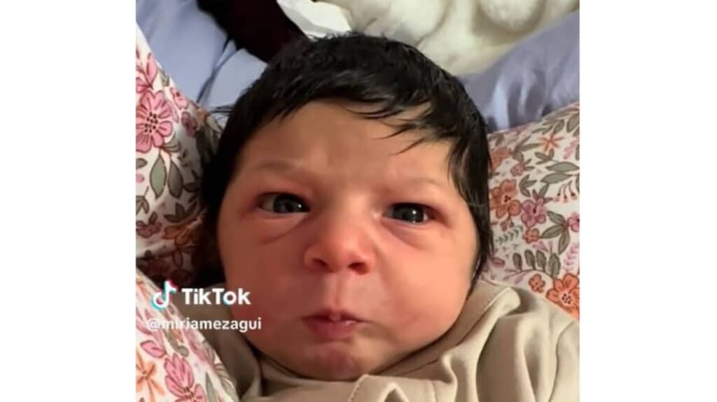 真っ黒ストレートの髪で産まれた赤ちゃん、1年後……　驚きの大変身が450万再生「声が出ました！」「予想を超えていった」【海外・赤ちゃんヘア記事3選】（1/3） | 育児 ねとらぼ