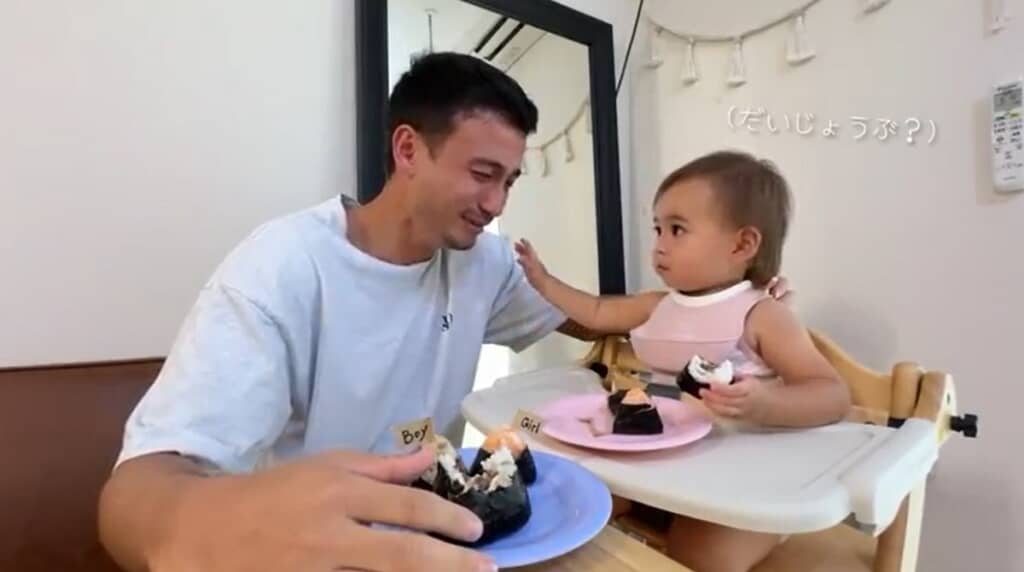 パパの様子に気付きます