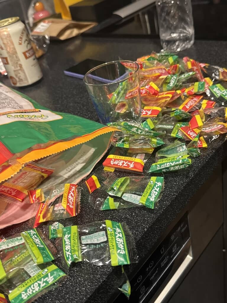 チーズおかきの空き袋たち