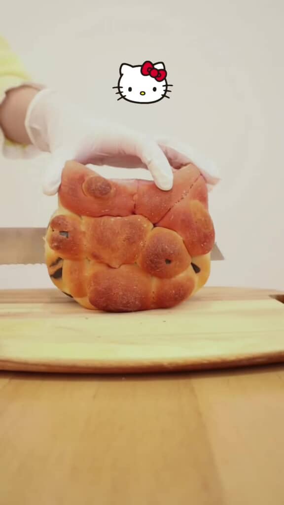 キティちゃん型に成形された手作りパンを1/2くらいカットしたところ