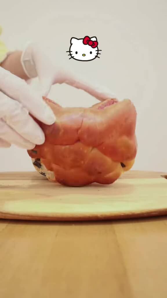 キティちゃん型に成形された手作りパンを開こうとしているところ