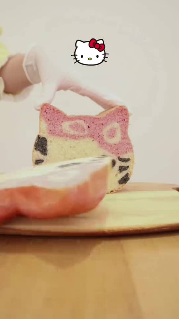 キティちゃん型に成形された手作りパンを開くところ
