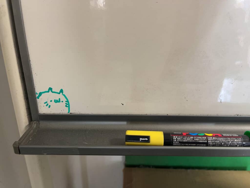 会社のホワイトボードにネコちゃんが！