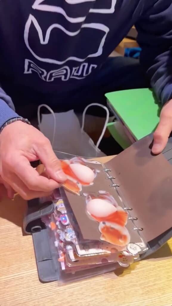 手帳の中にはお孫さんも喜ぶぷっくり系シールがたくさん!