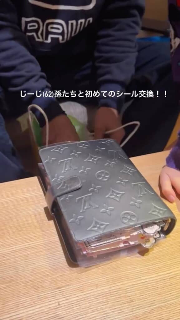 ヴィトンの手帳をシール帳に!?