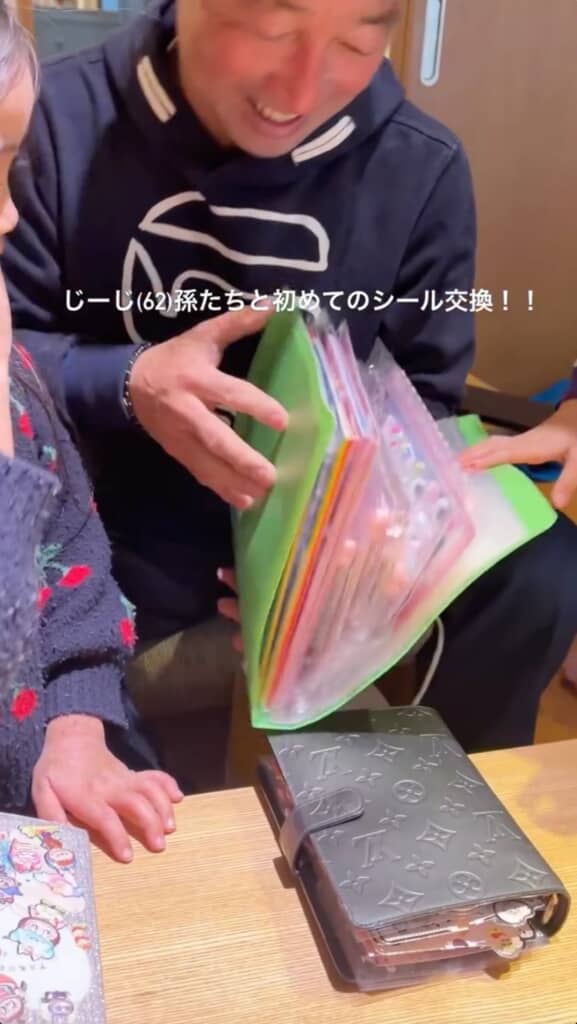 お孫さんに言われて、今話題のシール帳を作ったおじいちゃん