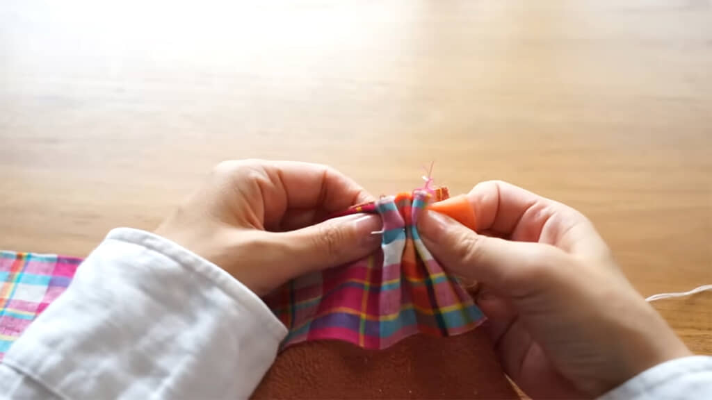 1枚ずつ縫い留めていきます