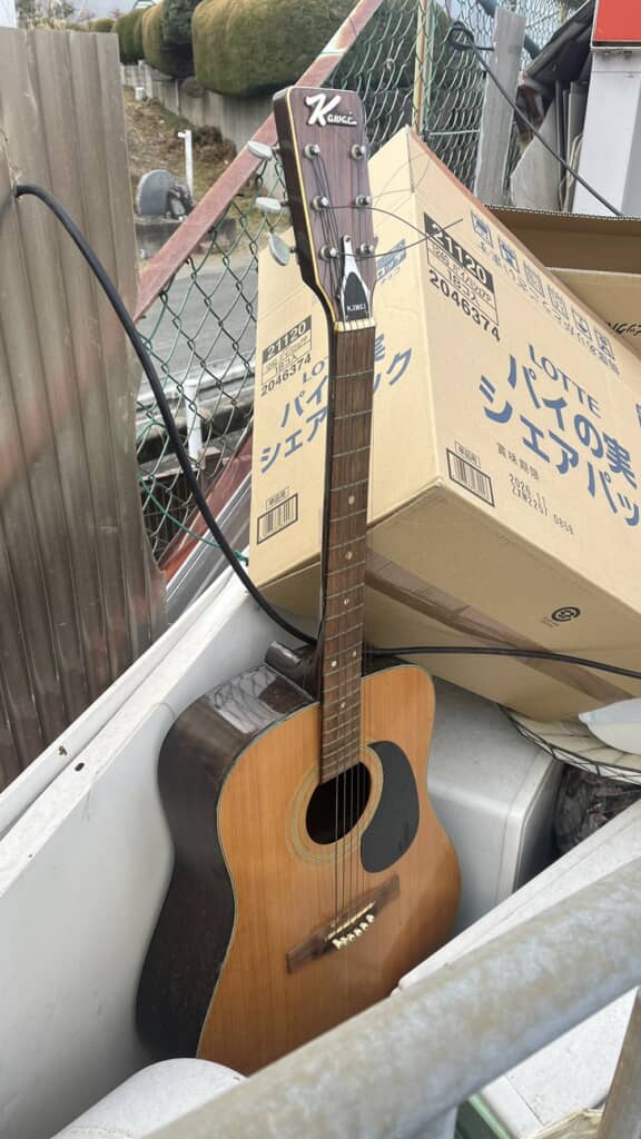 ゴミ捨て場にあったギター