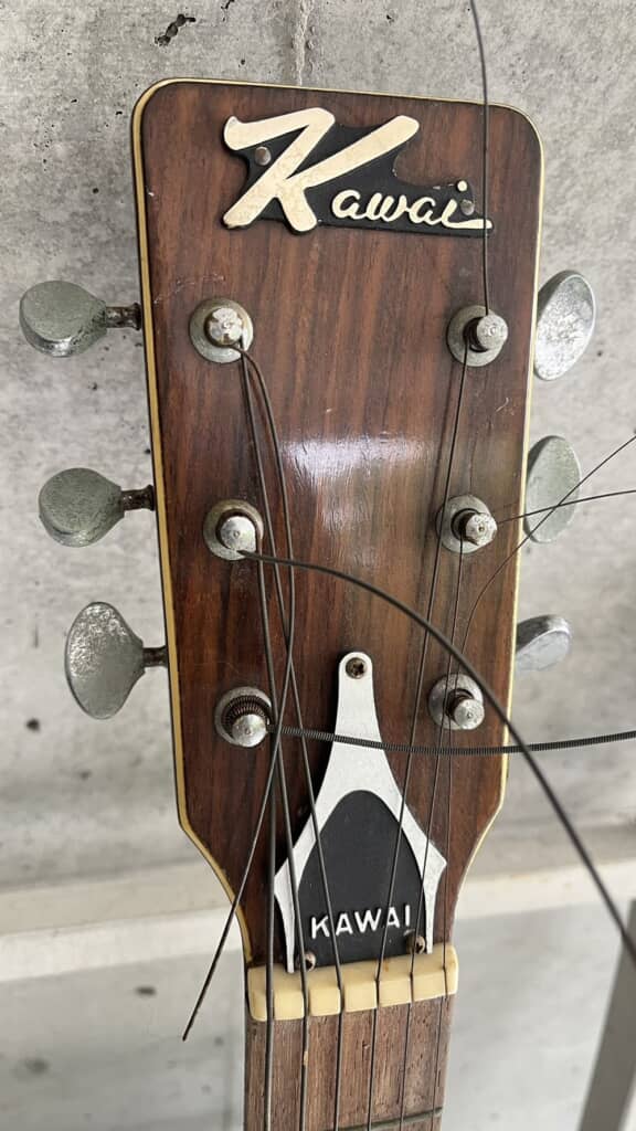 「河合楽器製作所」のロゴが入っているギター