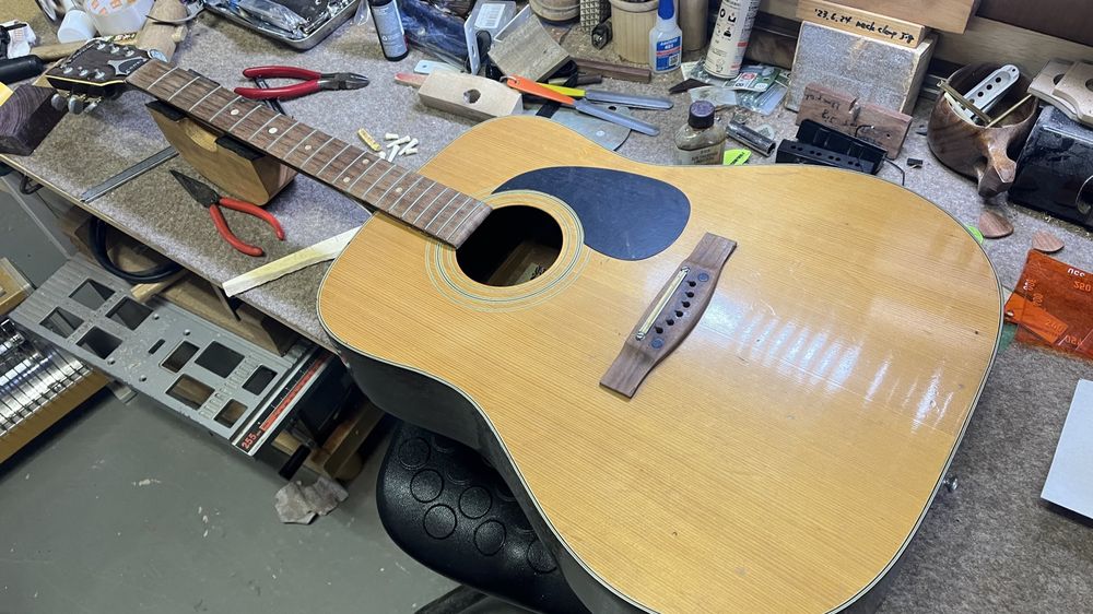 弦を取り外して軽く水拭きをしたギターの表面