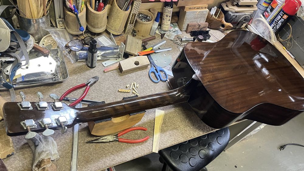 弦を取り外して軽く水拭きをしたギターの裏面