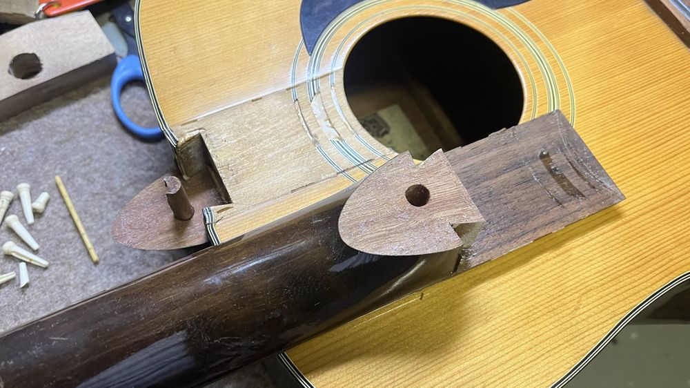 外したネックとギター本体