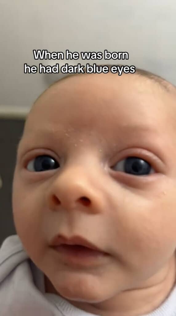 生まれたときは深い青色