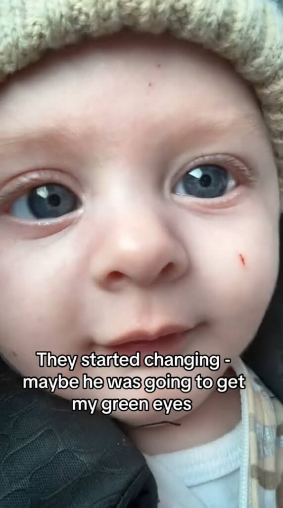赤ちゃんの瞳が少し変化して……