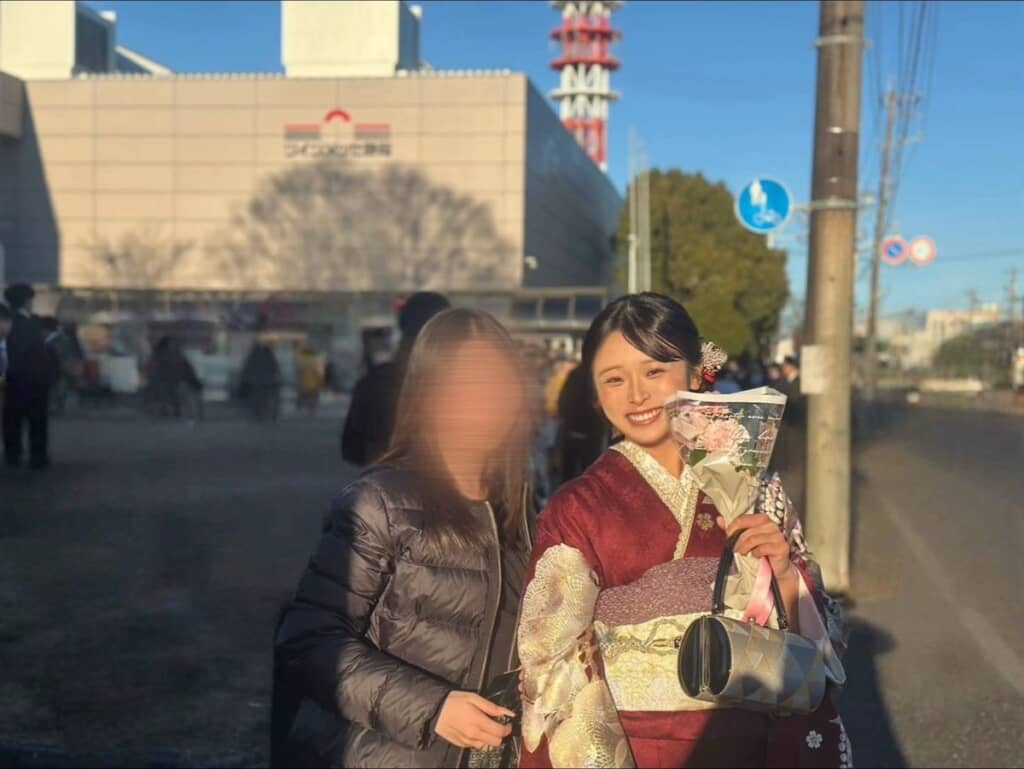 ぱっと目を引く振り袖姿です