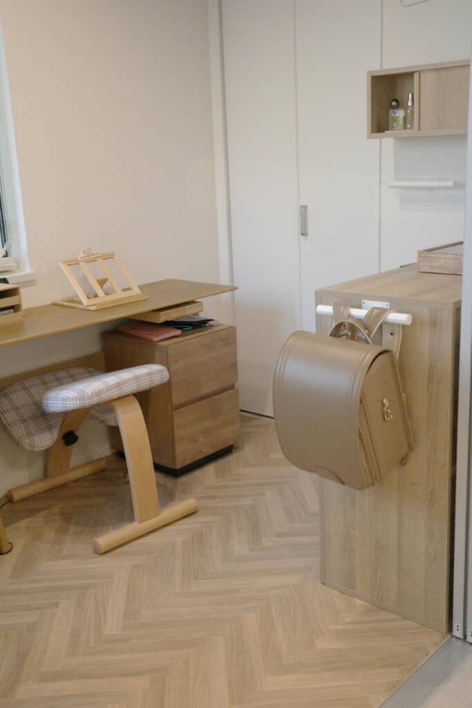 カフェラテのような淡いブラウンカラー