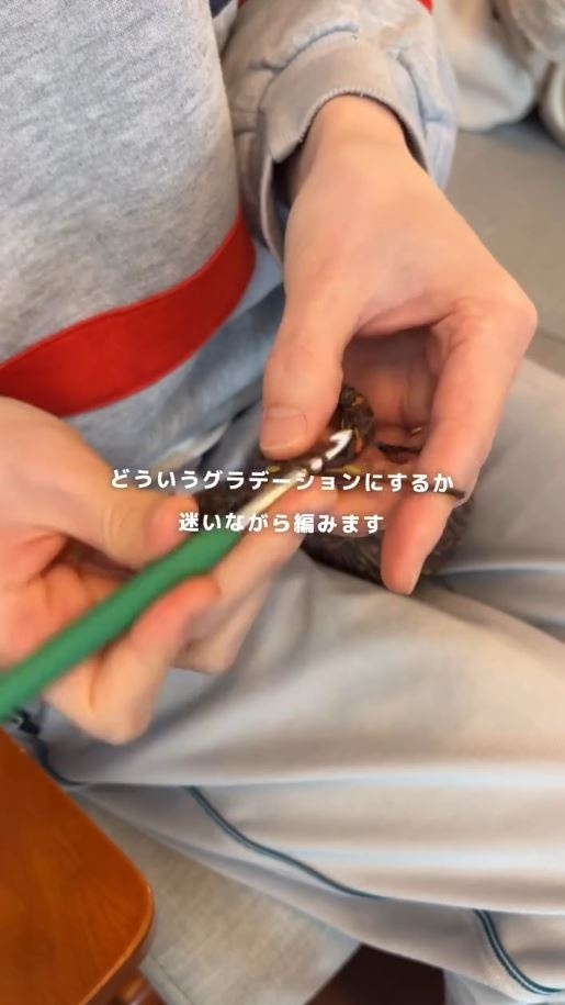 編んでいる様子